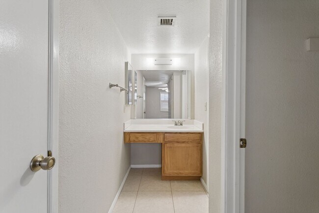 Building Photo - 4444 E Paradise Ln