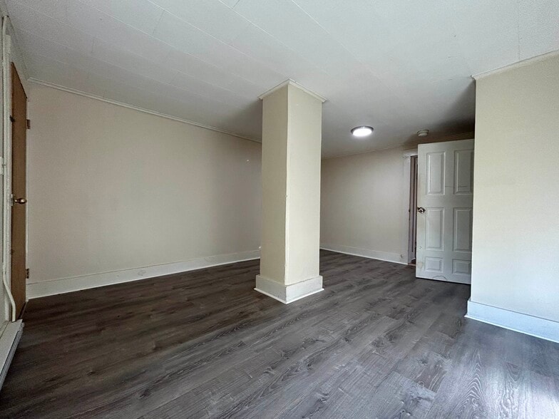 Master Bedroom - 201 Roxbury St