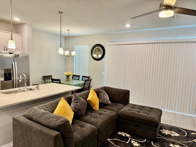 Building Photo - Spacious 4-Bedroom Corner Townhome with Loft & Lake Views in Ocoee