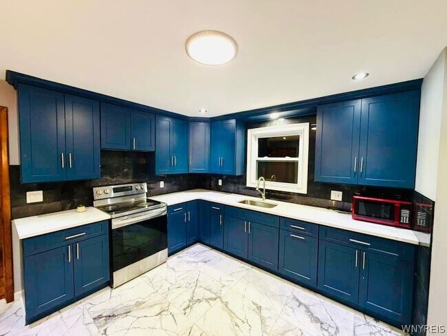 Building Photo - 2791 N Forest Rd