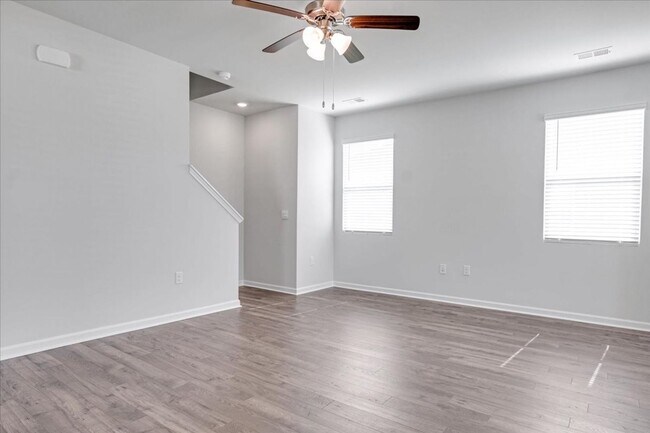 Building Photo - MOVE IN READY