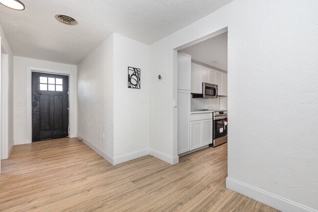 Building Photo - 733 Tarpon Ave
