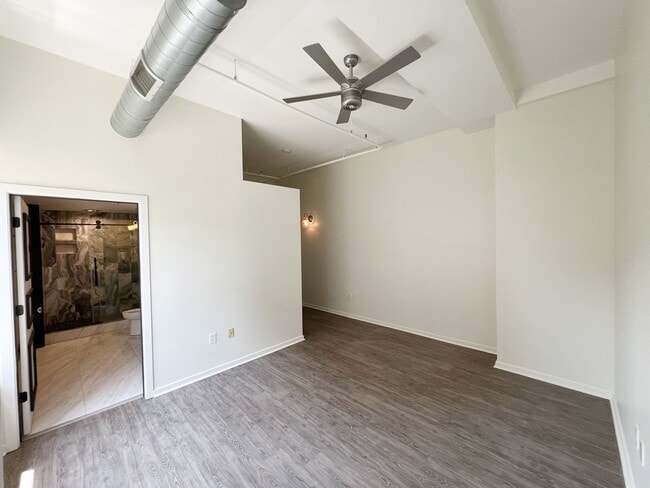 Building Photo - Modern 2-Bedroom Downtown KC Condo with Pa...