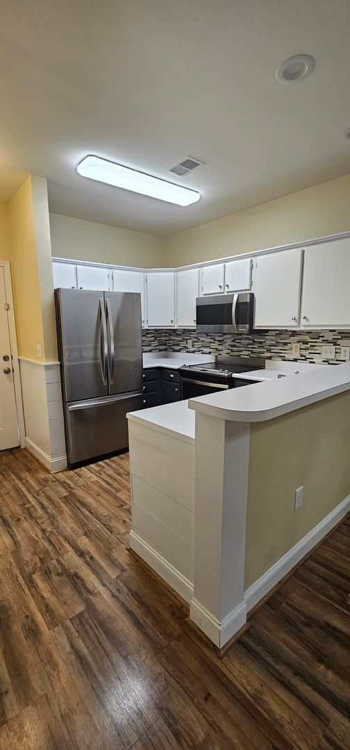 Building Photo - River Oaks Community