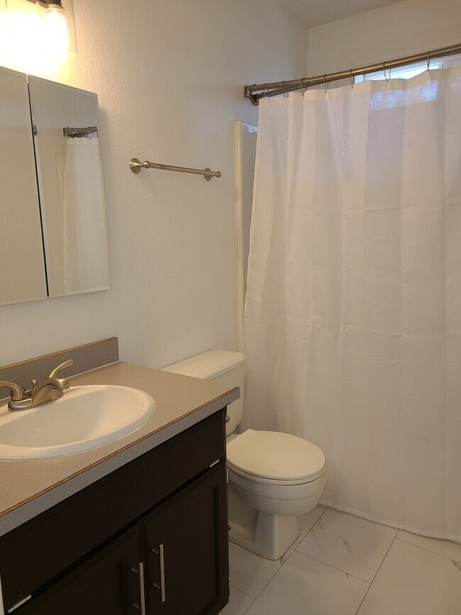 Building Photo - Beautiful Updated 3 bedroom 2.5 bath Hayde...