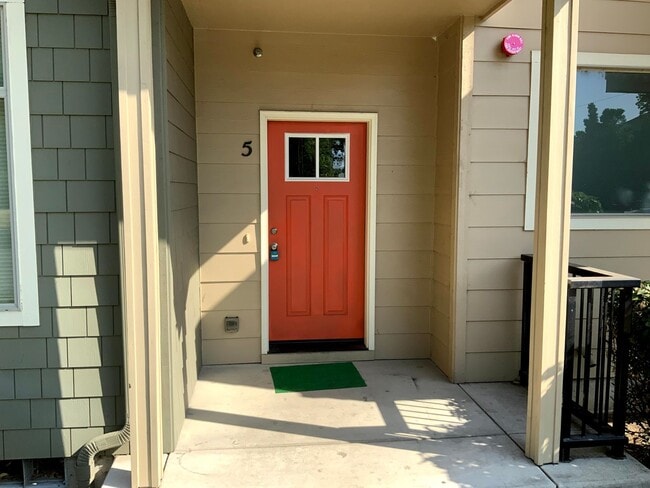 Building Photo - 2 Bedroom, 2 Bath Close to U of O campus on 14th & Patterson