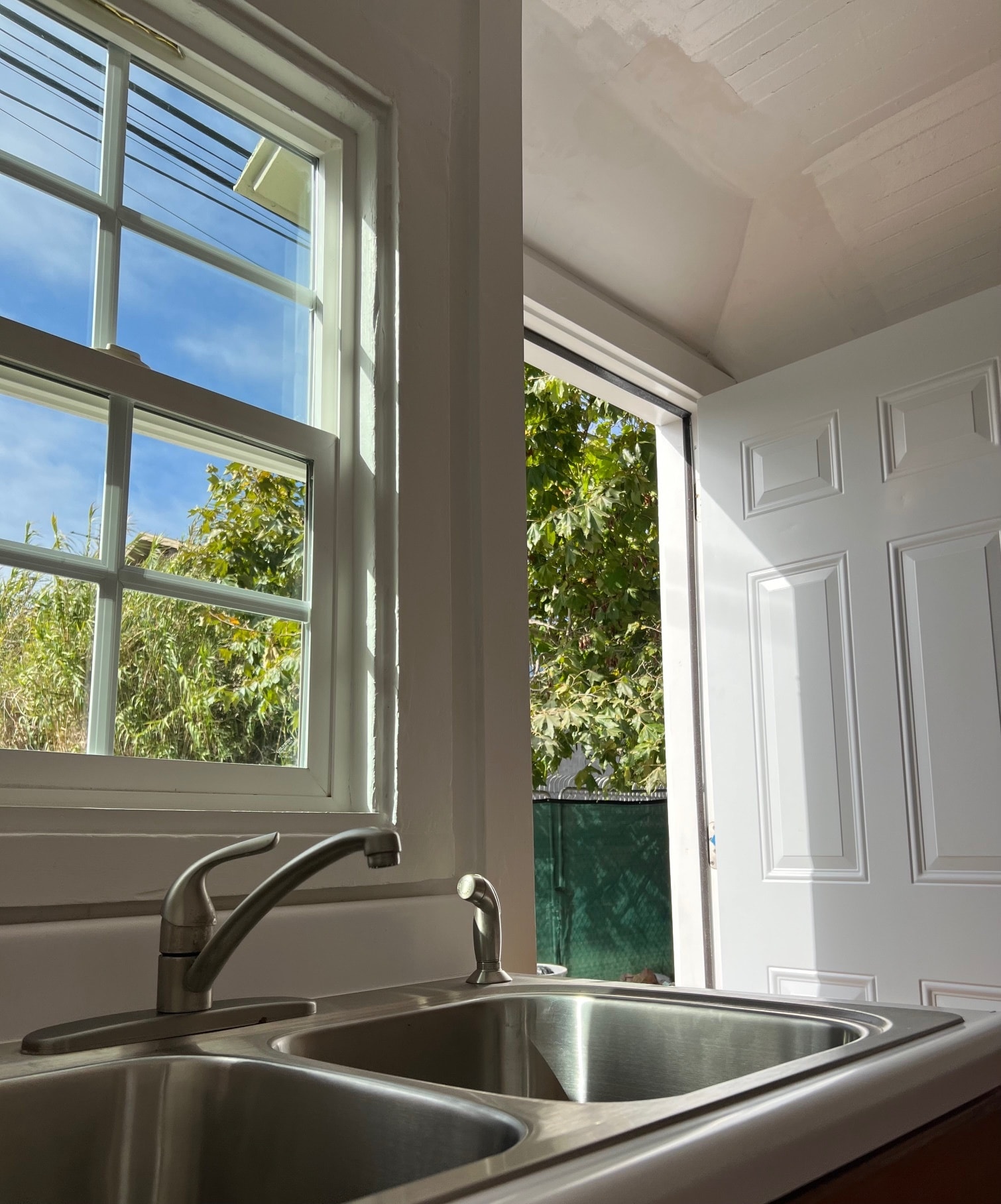 Kitchen sink with outdoor access - 539 Brooks Ave