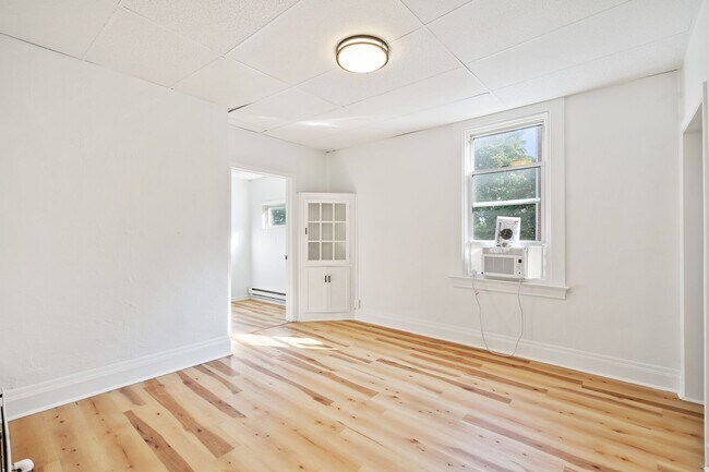 Building Photo - 2 bed 1 bath - newly updated, convenient location, washer/dryer/dishwasher