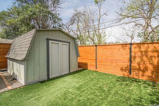 Building Photo - GORGEOUS 4-BEDROOM HOME IN TERRELL HEIGHTS