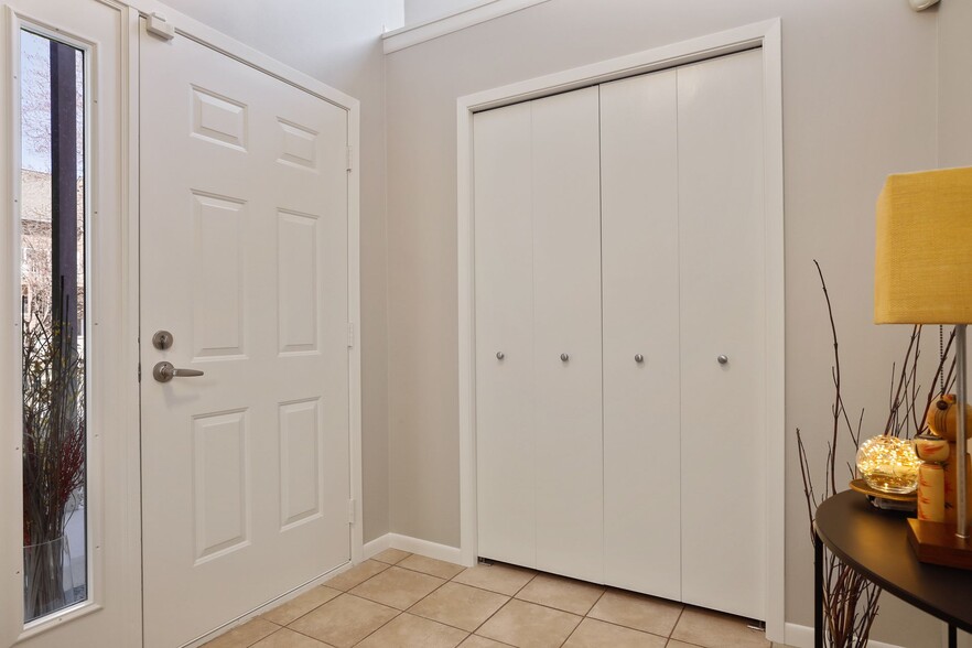 Building Photo - 2869 Kenwood Isles Dr