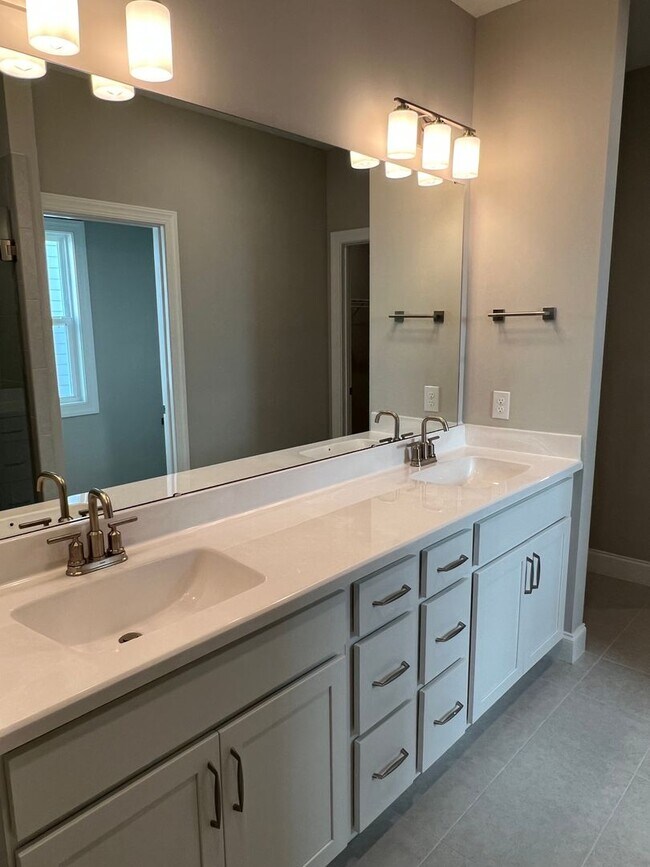 Building Photo - Lovely Three Bedroom Townhouse in Washington Square!- Half Off First Month's Rent For Qualified A...