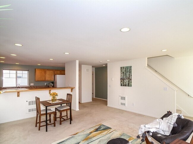 Building Photo - Fabulous Green Lake Townhome