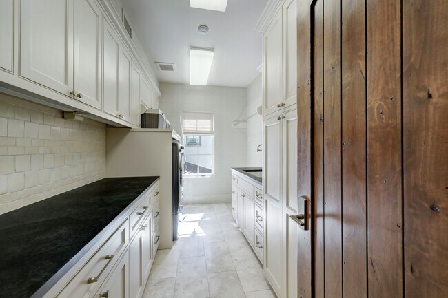 Building Photo - 5610 Lynbrook Dr