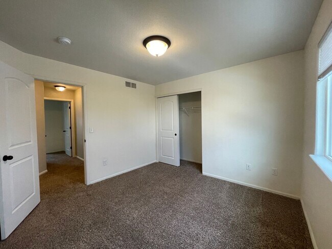 Building Photo - 1472 Skimmer St
