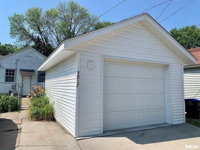 Building Photo - 2 bedroom single family home with one car ...