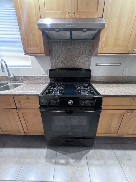 Building Photo - 1037 Peralta St