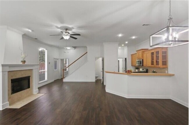Building Photo - 626 Village Ln S