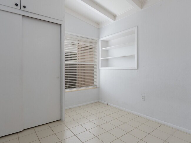Building Photo - Spacious 5-Bed, 4-Bath Sarasota Home with ...