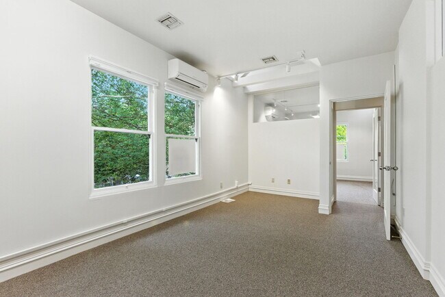 Building Photo - 906 NW 23rd Ave