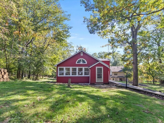 Building Photo - Adorable Lake Como Home Now Available!