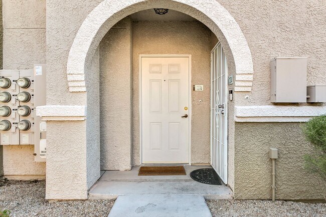 Building Photo - Fully Furnished/Great location 3 bedrooms 2  bath, community pool/gated in south summerlin area
