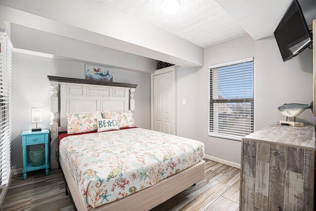 Building Photo - 7310 Seawall Blvd