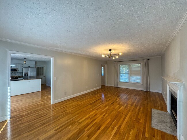 Building Photo - Charming 4 Bed, 2.5 Bath Home in King's Grant