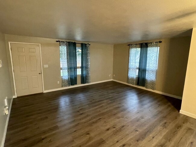 Building Photo - ***PENDING APPLICATION***Lovely 2 Bedroom Home with Den