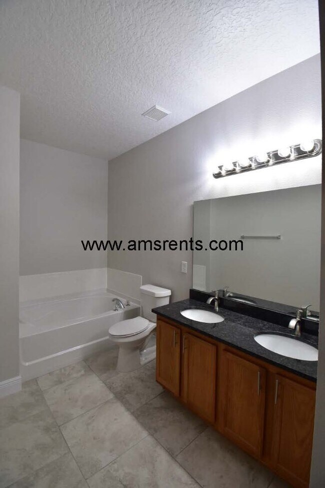 Building Photo - Spacious Pool Home in Davenport