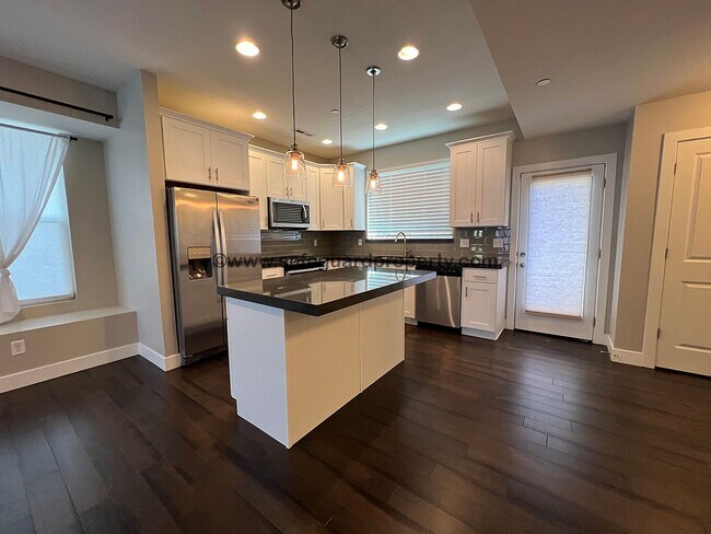 Building Photo - Stunning Townhome in Draper Creekside Comm...