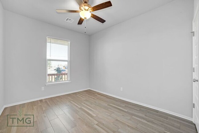 Building Photo - Move In Special! Shenandoah: Comfortable a...