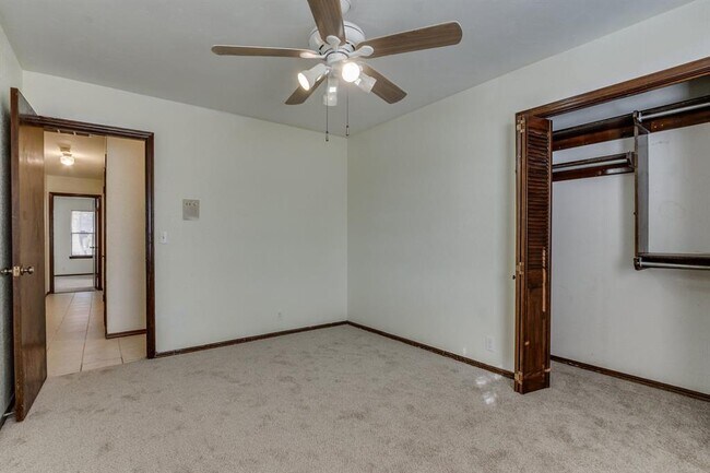 Building Photo - 2013 Tanglewood Dr