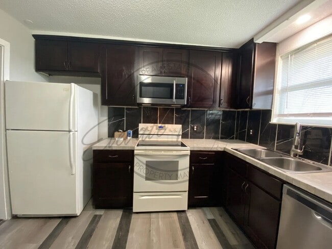 Building Photo - Updated Two Bedroom Ranch Duplex in Hermitage, 1/2 off First Months Rent!