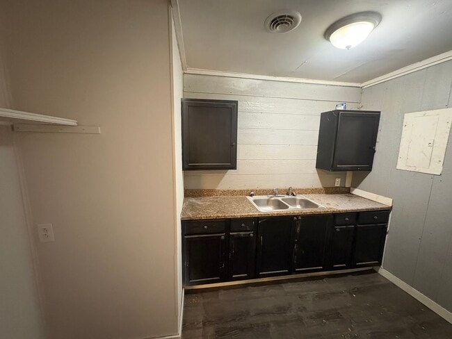 Building Photo - 2 bed 1 bath house!