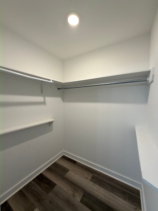 Building Photo - 2013 E Devine St