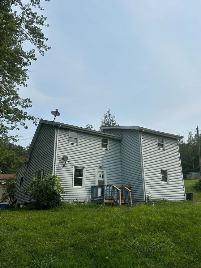 Building Photo - Cozy 3 Bedroom Home in Peaceful Kirkwood