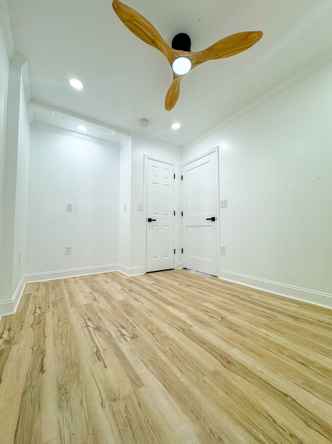 Building Photo - 711 W 44th St