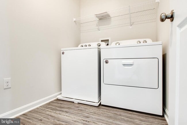 Building Photo - 3117 Laurel Hl Rd