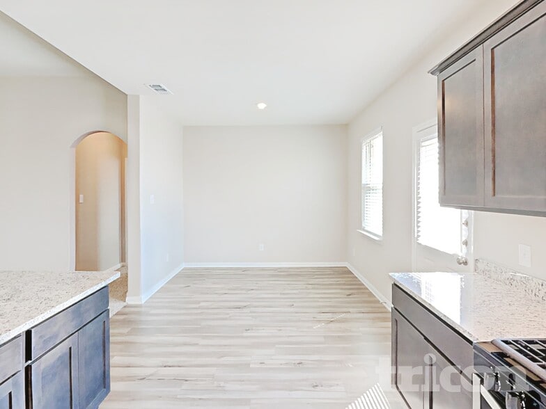 Building Photo - 900 Clark Dr