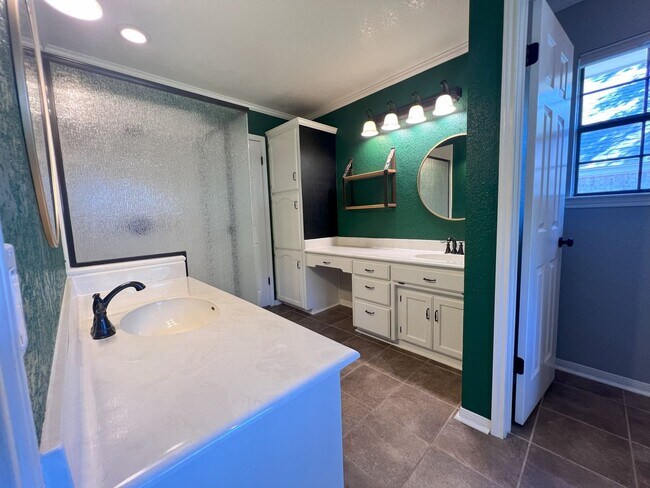 Building Photo - Gorgeous Craftsman home in well establishe...