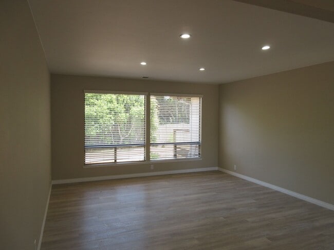 Building Photo - Three bedroom, two bath home located on a quiet cul-de-sac in desirable Bay View Heights