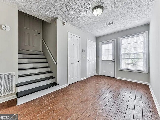 Building Photo - 1400 Boxwood Dr NW