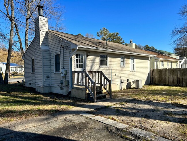 Building Photo - Quaint 3 Bedroom 1.5 Bath Home Available A...