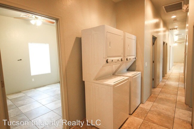 Building Photo - 10 br, 7 bath Room For Rent - 1730 N. 1st Ave