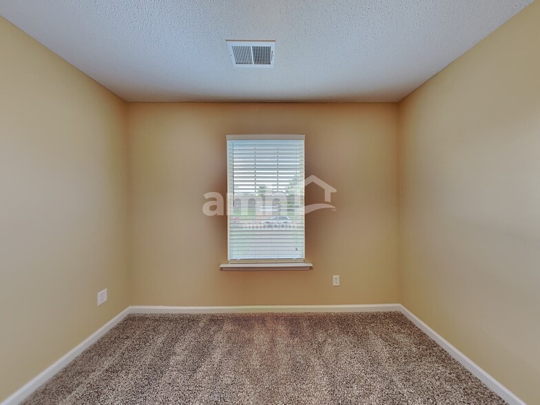 Building Photo - 3233 Peachtree Dr