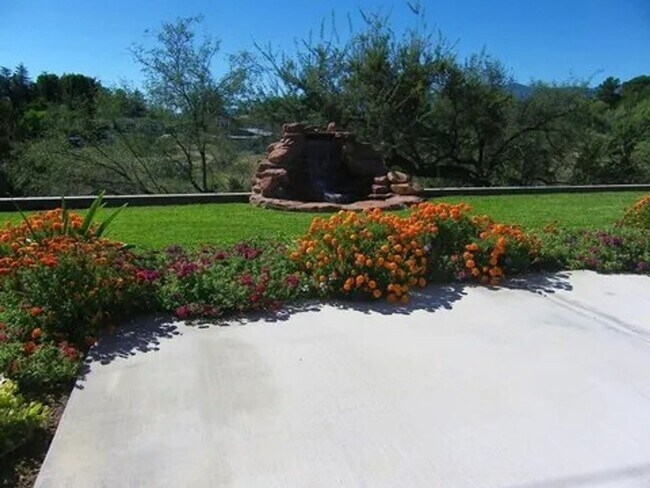 Building Photo - 2 Bedroom Home Contact Property Pros