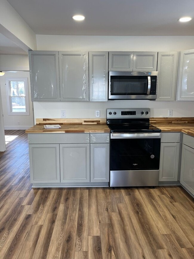 Building Photo - Charming 2 bedroom Cottage