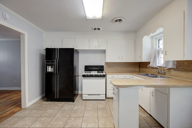 Building Photo - 912 Garver St