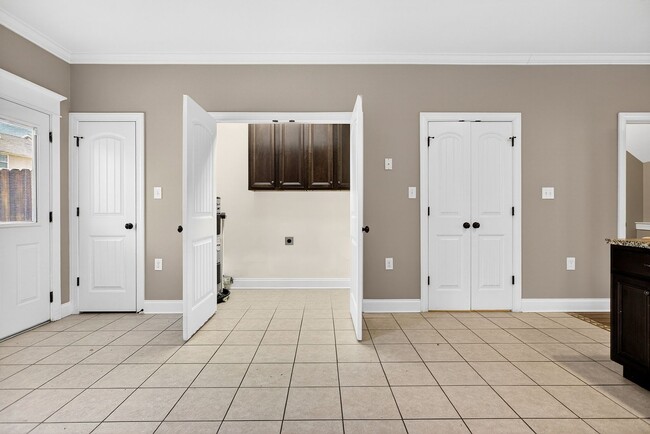 Building Photo - Luxury Size Townhome