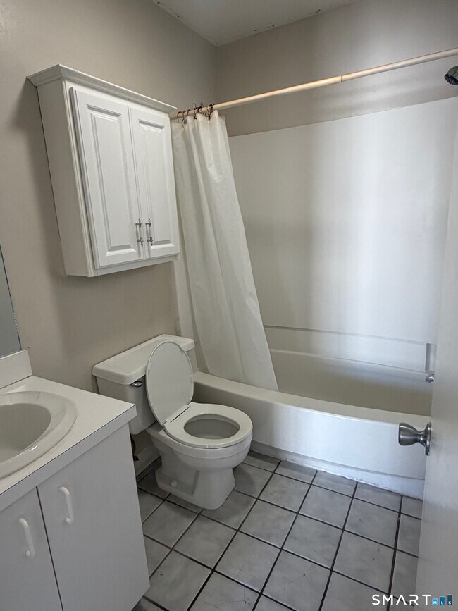 Building Photo - 925 Oronoke Rd